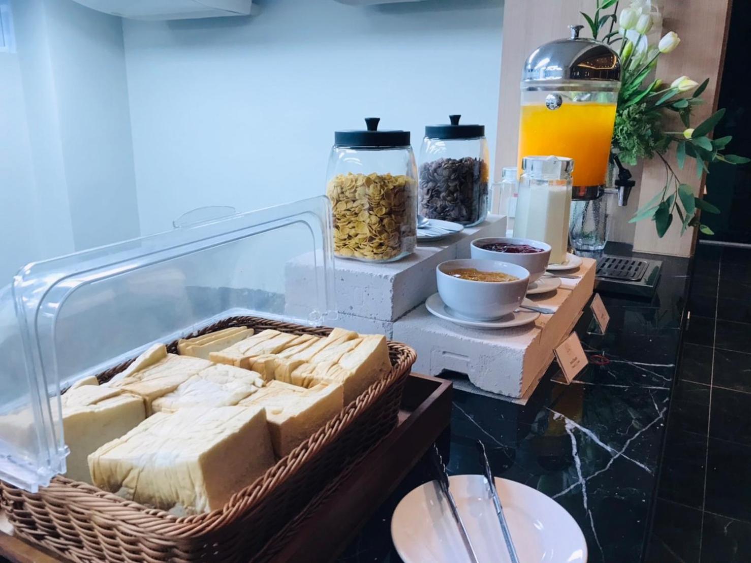Mayflower Grande Suite Hotel ピサヌローク エクステリア 写真
