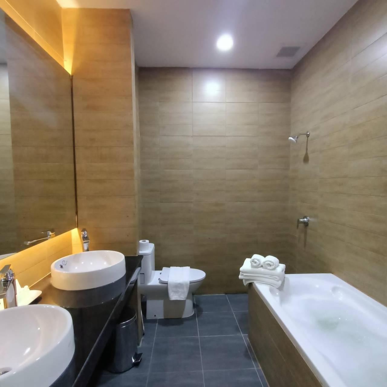 Mayflower Grande Suite Hotel ピサヌローク エクステリア 写真