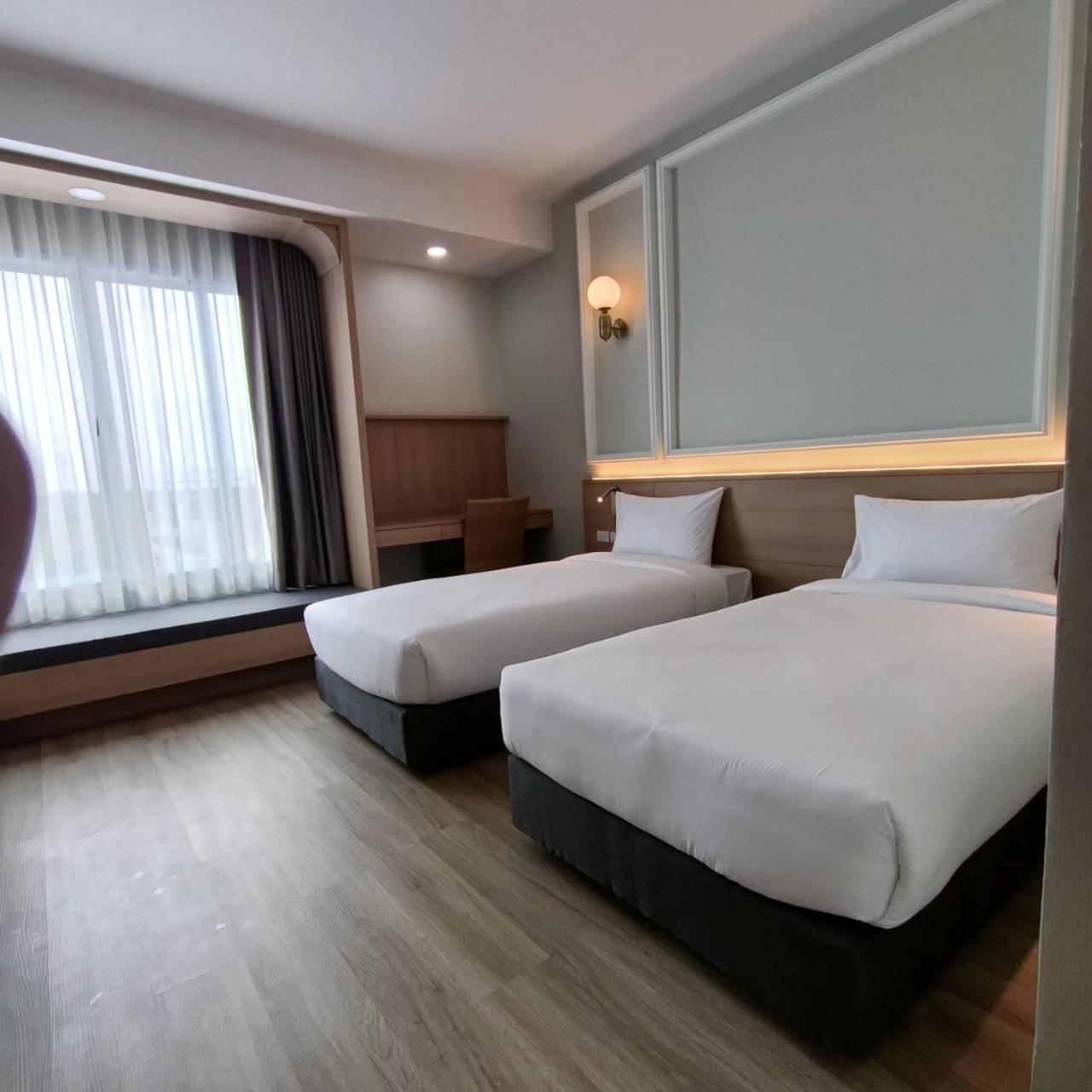 Mayflower Grande Suite Hotel ピサヌローク エクステリア 写真