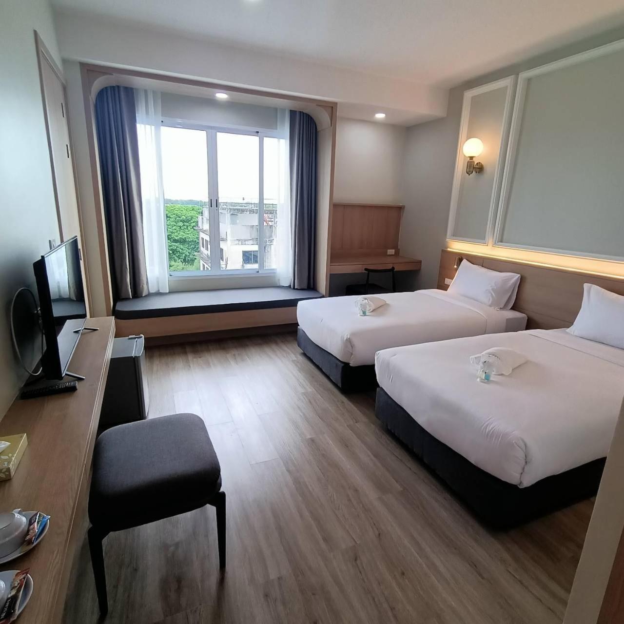 Mayflower Grande Suite Hotel ピサヌローク エクステリア 写真