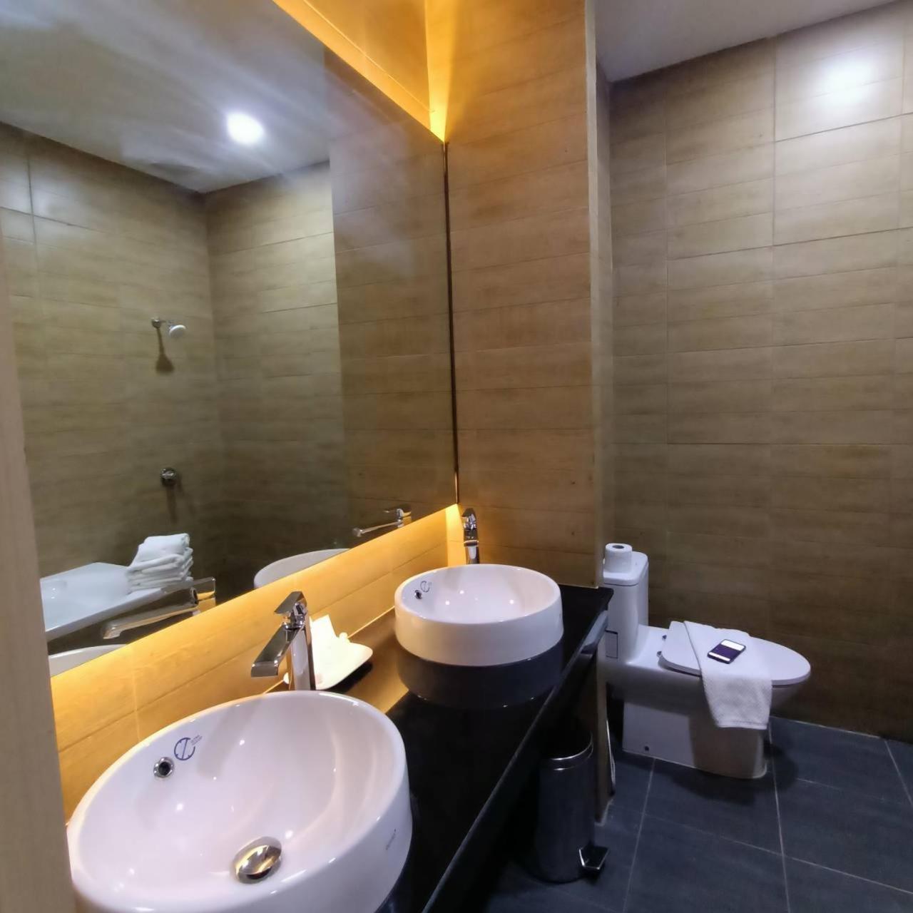 Mayflower Grande Suite Hotel ピサヌローク エクステリア 写真
