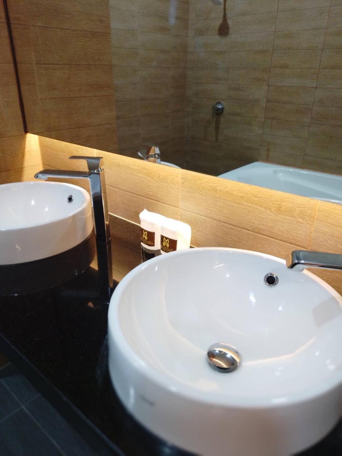Mayflower Grande Suite Hotel ピサヌローク エクステリア 写真