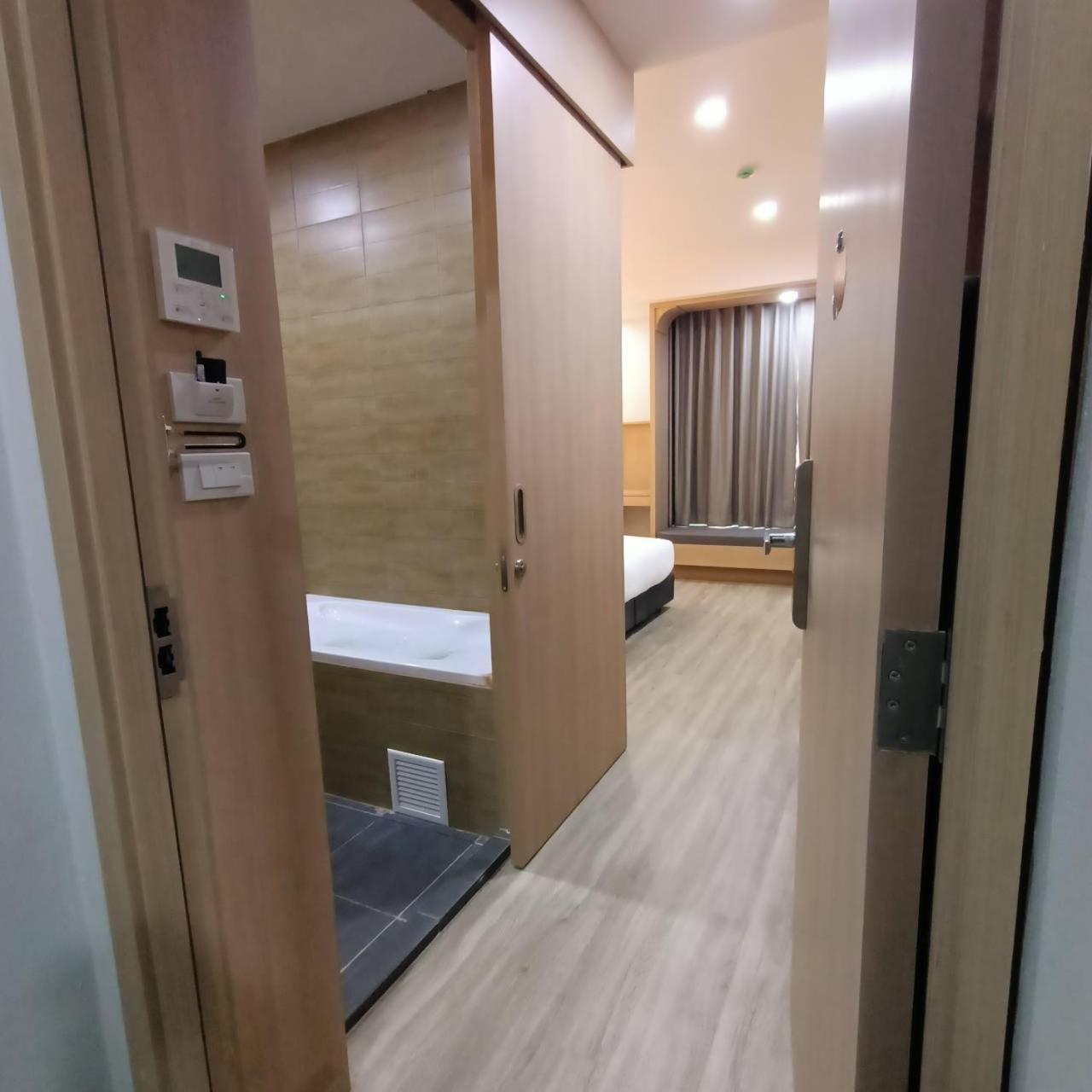 Mayflower Grande Suite Hotel ピサヌローク エクステリア 写真